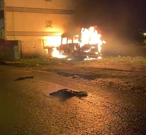 Avcılar’da minibüs alev alev yandı