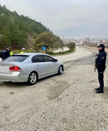 Bilecik’te yasal kalış hakkı bulunmayan 2 kişi yakalanarak, sınır dışı süreçleri başlatıldı