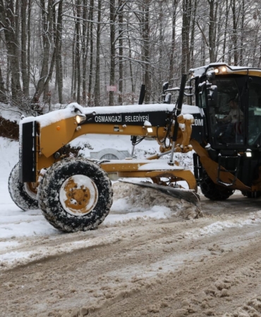 Osmangazi’de karla kapanan yollara anında müdahale