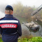 Kazada ölen arkadaşını araçta bırakıp kaçtılar
