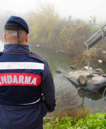 Kazada ölen arkadaşını araçta bırakıp kaçtılar