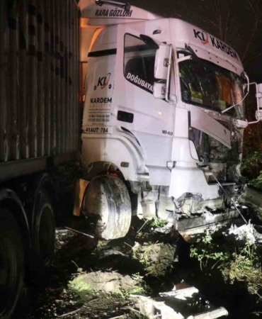 D-650 kara yolunda zincirleme kaza: 12 yaralı