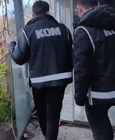 Evini alkol imalathanesine çevirmiş