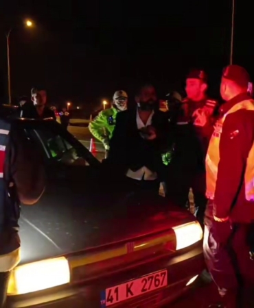 Ekiplerin zorlu denetimi: Alkollü sürücü direndi, bir diğeri tepki gösterdi