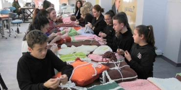 Edirne’de ilmekler iyilik için atılıyor: Çocuklar örüyor, anneler birleştiriyor