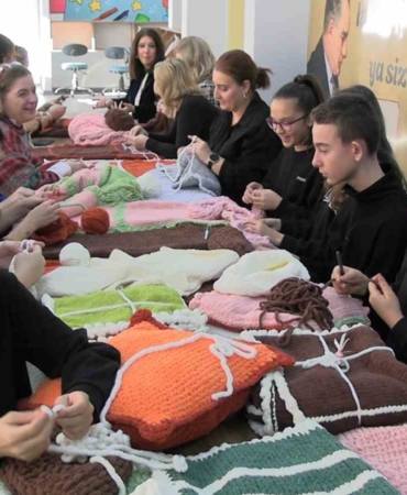 Edirne’de ilmekler iyilik için atılıyor: Çocuklar örüyor, anneler birleştiriyor
