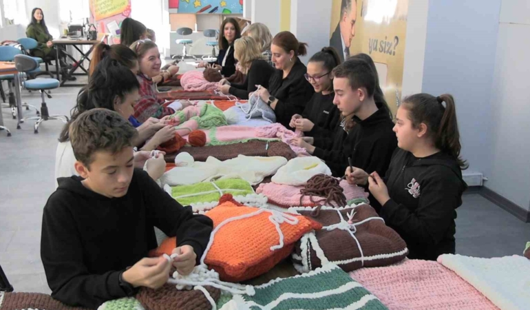 Edirne’de ilmekler iyilik için atılıyor: Çocuklar örüyor, anneler birleştiriyor