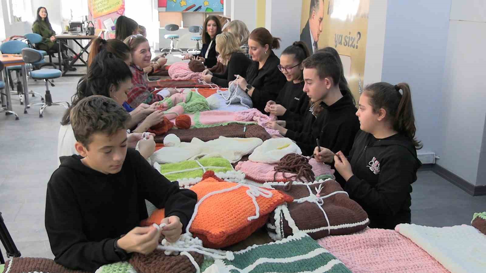 Edirne’de ilmekler iyilik için atılıyor: Çocuklar örüyor, anneler birleştiriyor