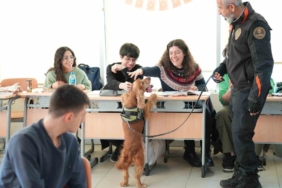 Üniversitelilerin ilgi odağı narkotik köpeği "Leo" oldu