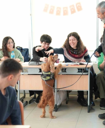 Üniversitelilerin ilgi odağı narkotik köpeği "Leo" oldu
