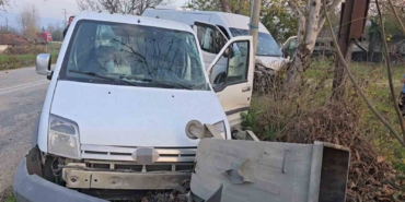 Servis minibüsü hafif ticari araçla çarpıştı: 11 yaralı