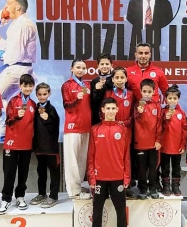 Körfezli karatecilere Sakarya’da 13 madalya