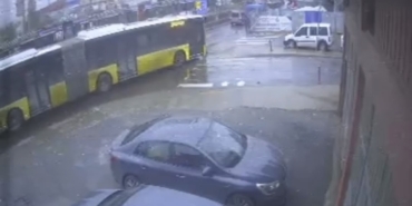 Sultangazi’de yola dökülen akaryakıt kazalara neden oldu: İETT otobüsü direğe çarptı