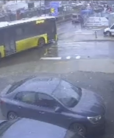 Sultangazi’de yola dökülen akaryakıt kazalara neden oldu: İETT otobüsü direğe çarptı