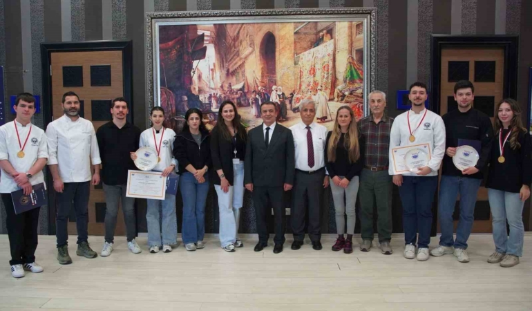 İGÜ öğrencilerinden Uluslararası Gastronomi Festivali’nde altın madalya başarısı