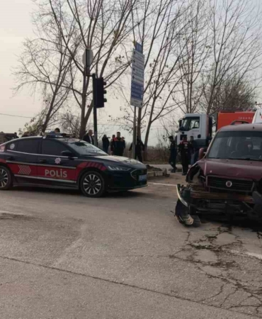 Hafif ticari araçlar çarpıştı: 3’ü çocuk 7 yaralı