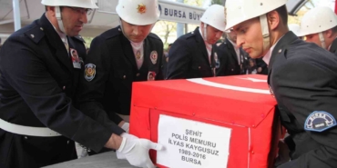 Şehit polisin babasının evi alevlere teslim oldu