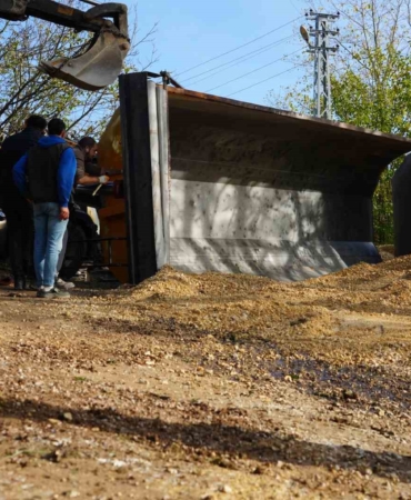 Mıcır yüklü kamyonun damperi devrildi, sürücü bayıldı