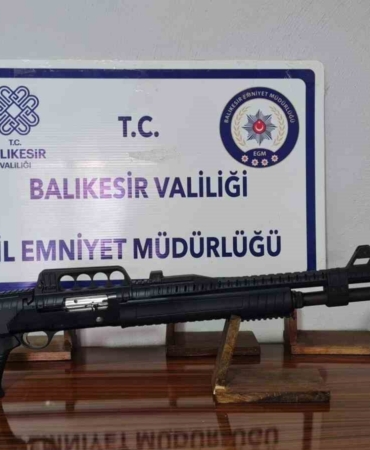 Gönen’de ruhsatsız silah ve 3 çalıntı motosiklet ele geçirildi