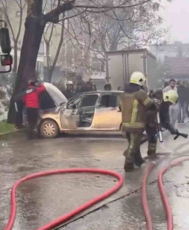 Bursa’da park halindeki midibüste çıkan yangın otomobile sıçradı