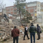 Depremin ardından Sındırgı’da tehlikeli yapılar kaldırılıyor