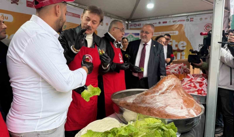 Bahçelievler’de çiğ köfte festivali: 5 ton çiğ köfte dağıtıldı