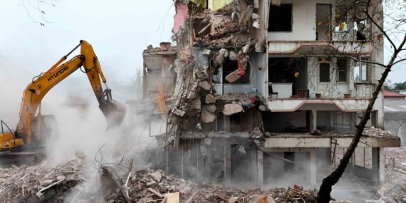 Sındırgı’da deprem sonrası yıkımlar yeniden başladı