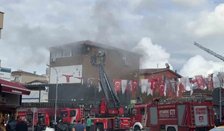 Ataşehir’de korkutan yangın: Mahsur kalan iki kişi kurtarıldı