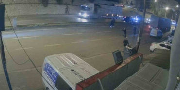 Takla atıp direğe çarpan otomobilin kaza anı kamerada: 3 yaralı