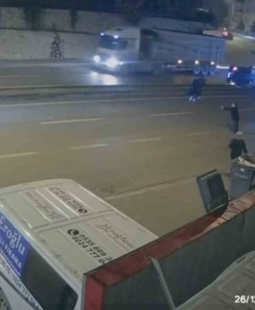 Takla atıp direğe çarpan otomobilin kaza anı kamerada: 3 yaralı