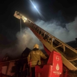 Esenyurt’ta villanın çatı katındaki yangın bitişiğindeki eve sıçradı