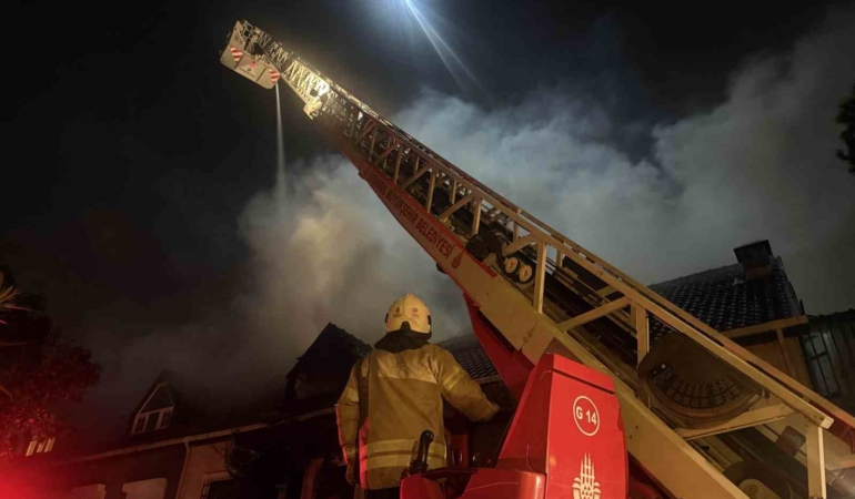 Esenyurt’ta villanın çatı katındaki yangın bitişiğindeki eve sıçradı