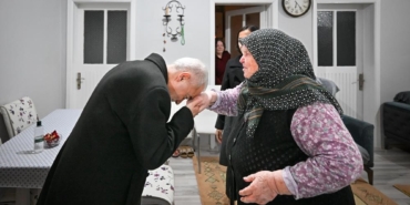 Kırklareli Valisi Turan, şehit annesinin elini öptü