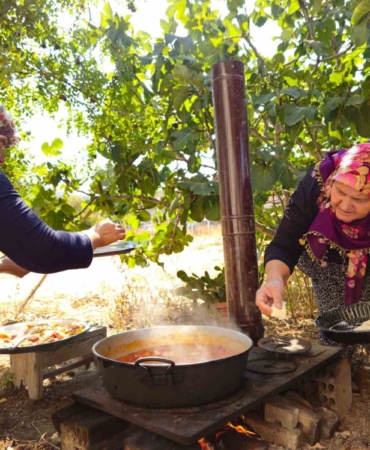 Tarhana kokusu sokağı doldurdu