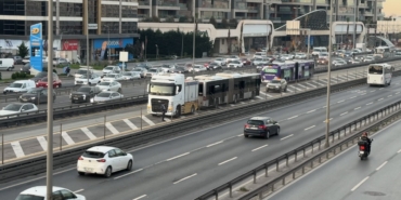 Küçükçekmece’de metrobüs yangını