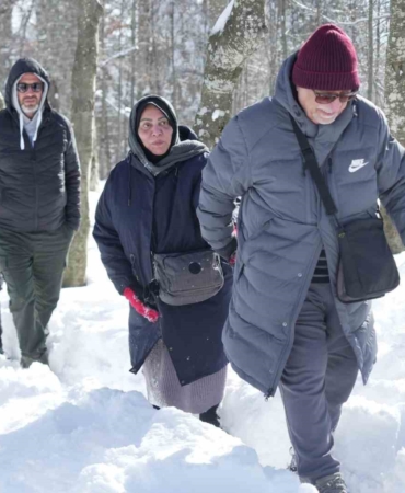 Hem teleferiğe bindiler hem de bembeyaz örtü üstünde kar topu savaşı yaptılar