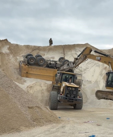 Taş ocağında kamyon devrildi, sürücüsü hayatını kaybetti