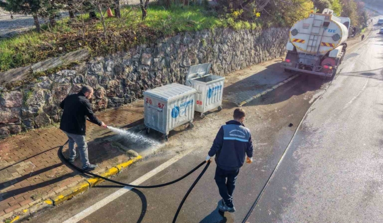 Başiskele’de cadde ve sokaklarda temizlik çalışması yürütülüyor