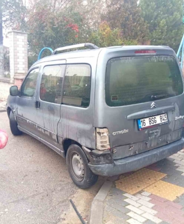 Bursa’da otomobil hafif ticari araca çarptı: 2 yaralı