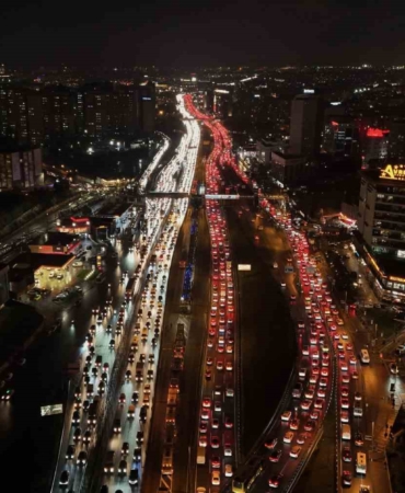 İstanbul’da yüzde 90’a ulaşan trafik havadan görüntülendi