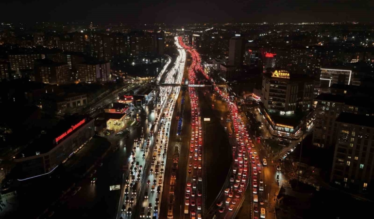 İstanbul’da yüzde 90’a ulaşan trafik havadan görüntülendi