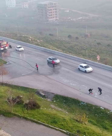 Cam paleti yüklü kamyonetten düşen cam parçaları trafiği durdurdu