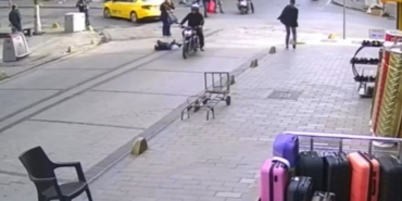 Fatih’te annesinin kolundan yola fırlayan çocuğa motosiklet çarptı, sürücü kaçtı