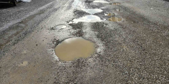 Edremit’te yeni yapılan yolda bir buçuk ayda çukurlar oluştu