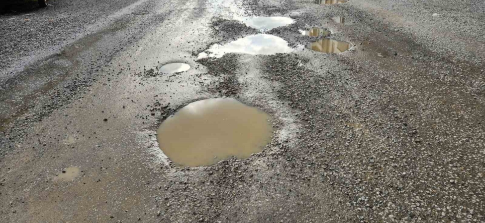 Edremit’te yeni yapılan yolda bir buçuk ayda çukurlar oluştu