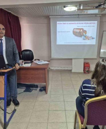 Prof. Dr. Selvi, tıbbi ve aromatik bitkilerin doğru kullanımını anlattı