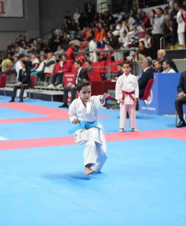 Gaziosmanpaşalı Kaan Ayaz’dan 7 yaşında çifte şampiyonluk