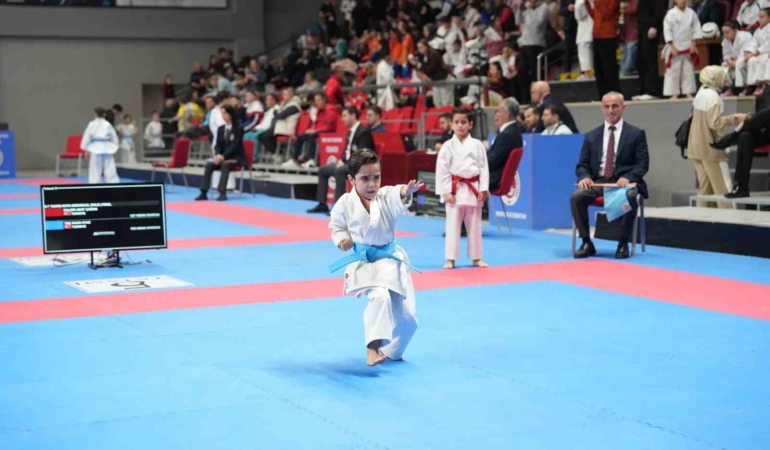 Gaziosmanpaşalı Kaan Ayaz’dan 7 yaşında çifte şampiyonluk