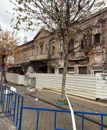 Edremit’teki tarihi bina yağışlara dayanamadı