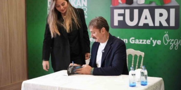 Bahçelievler Belediye Başkanı Hakan Bahadır söyleşi ve imza günü yaptı